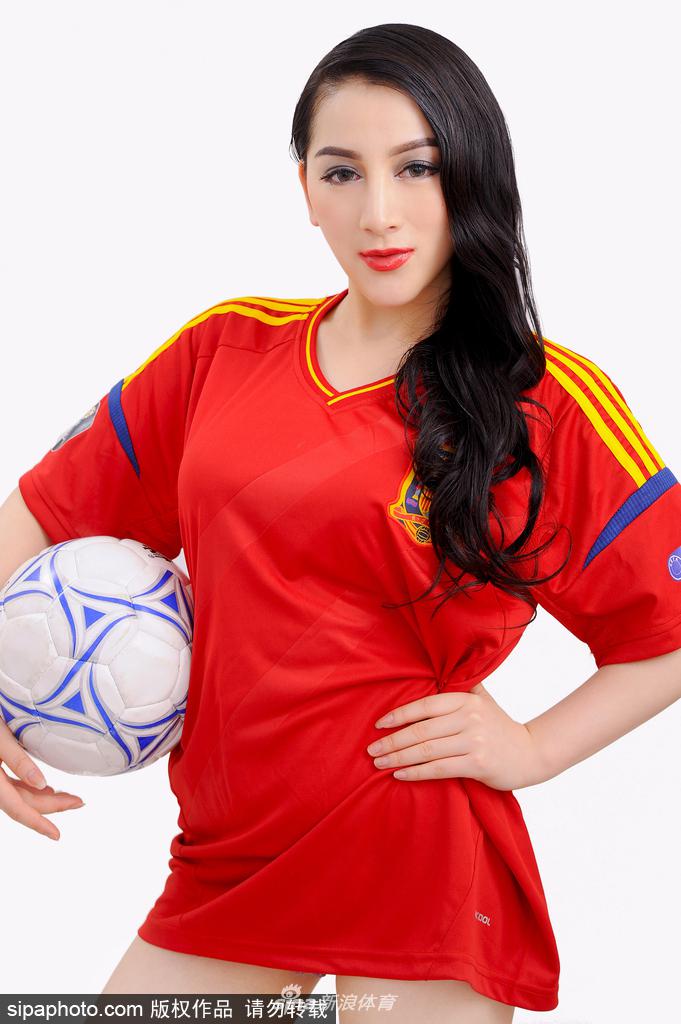 足球宝贝前凸后翘诠释形体美