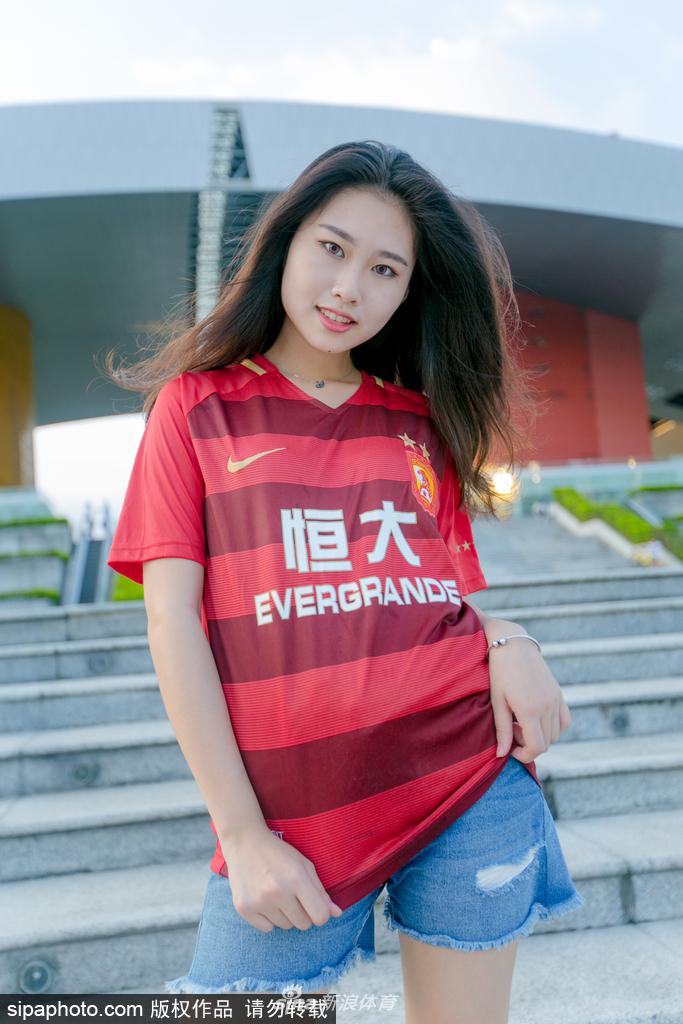 足球宝贝力挺恒大客场取胜