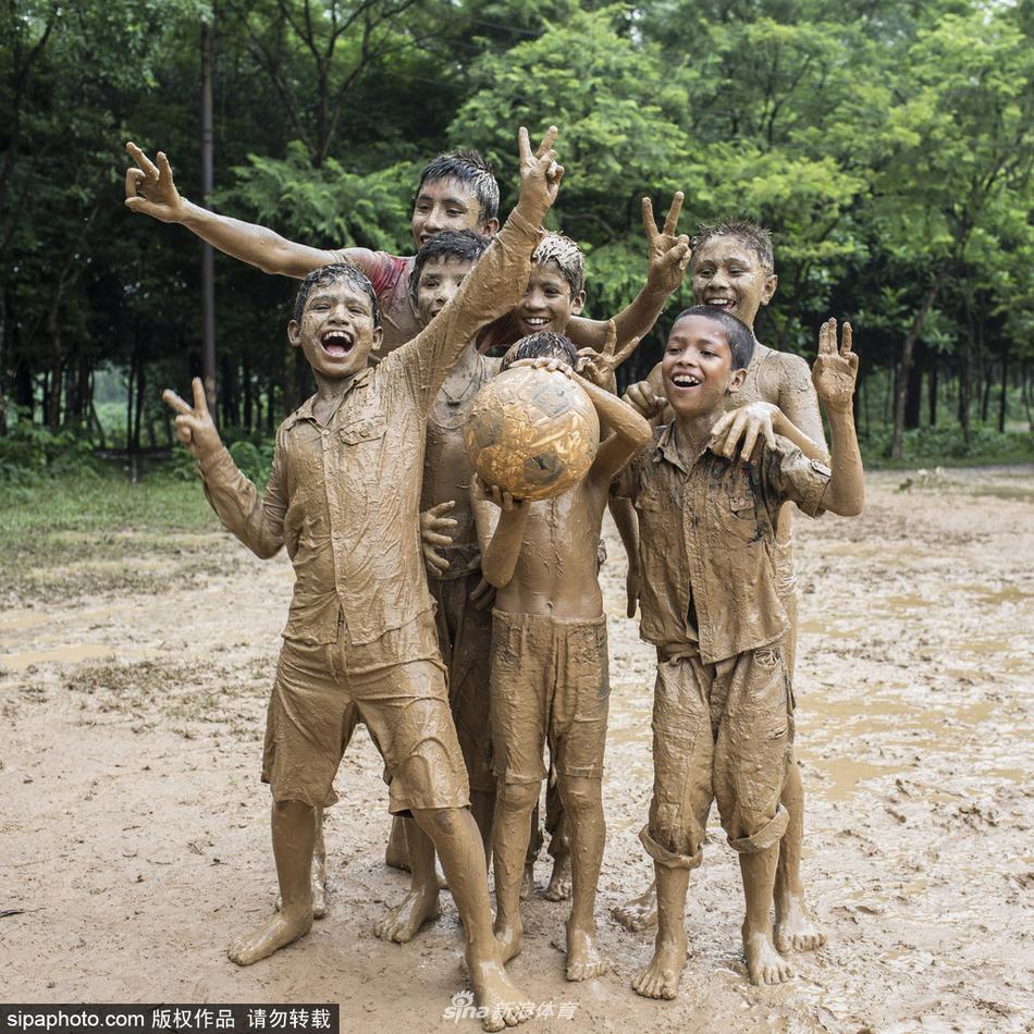 孟加拉孩子泥地足球乐趣无穷
