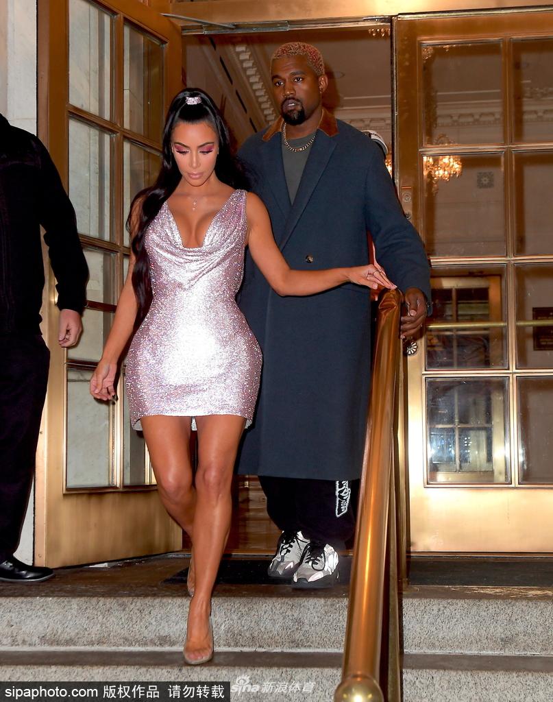 金・卡戴珊与侃爷夜晚现身观秀