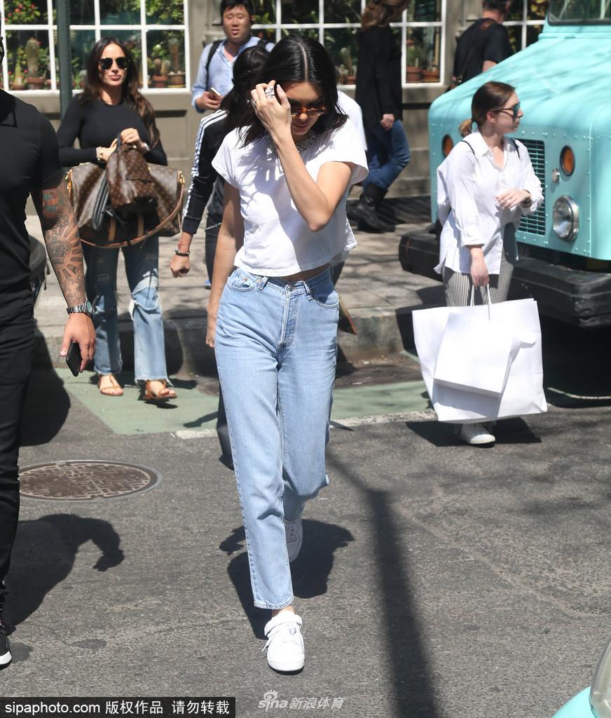 格里芬前女友詹娜纽约街头拍大片