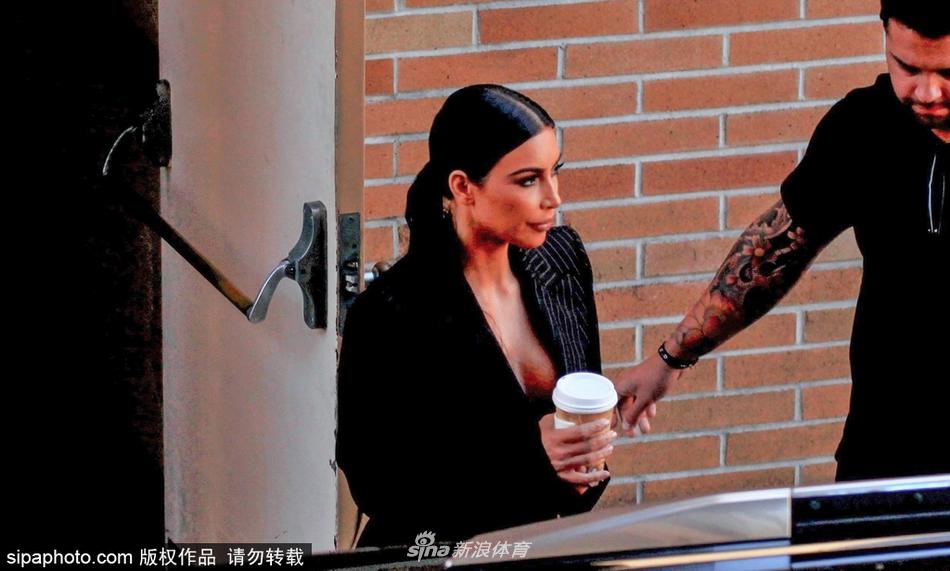 金・卡戴珊惊喜现身自家店铺