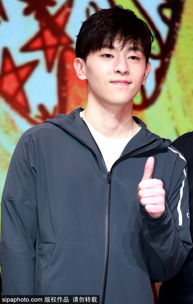 邓伦宁泽涛为运动品牌宣传同台PK阳光帅气