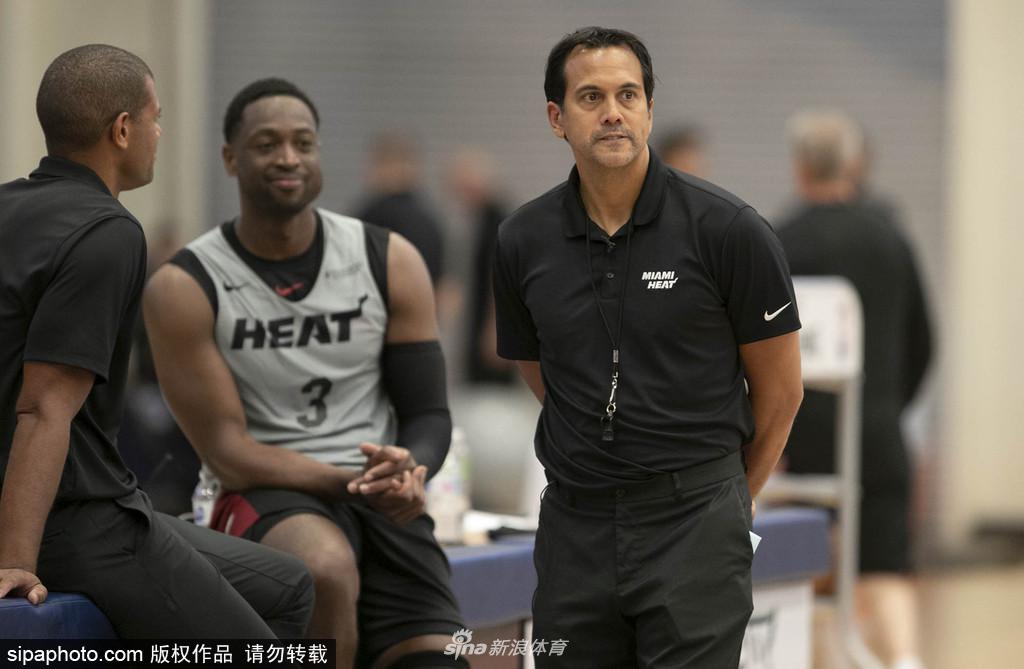 热火训练备战新赛季 韦德与莫宁谈笑风生