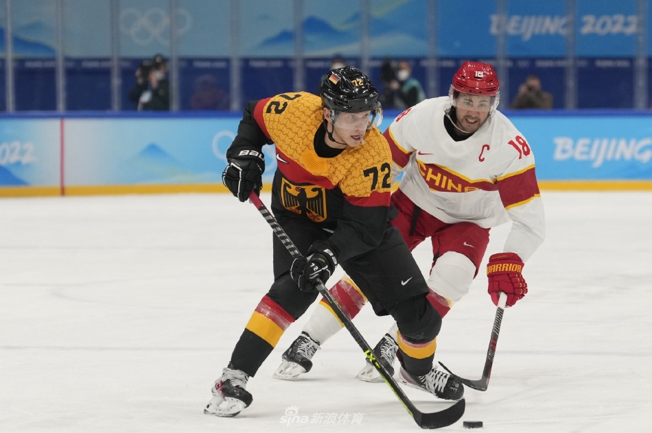 中国男子冰球队打入历史首球