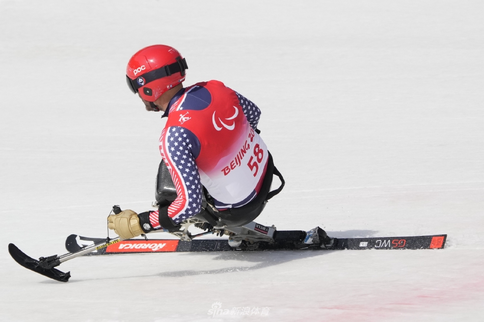 新浪直击高山滑雪男子大回转坐姿赛