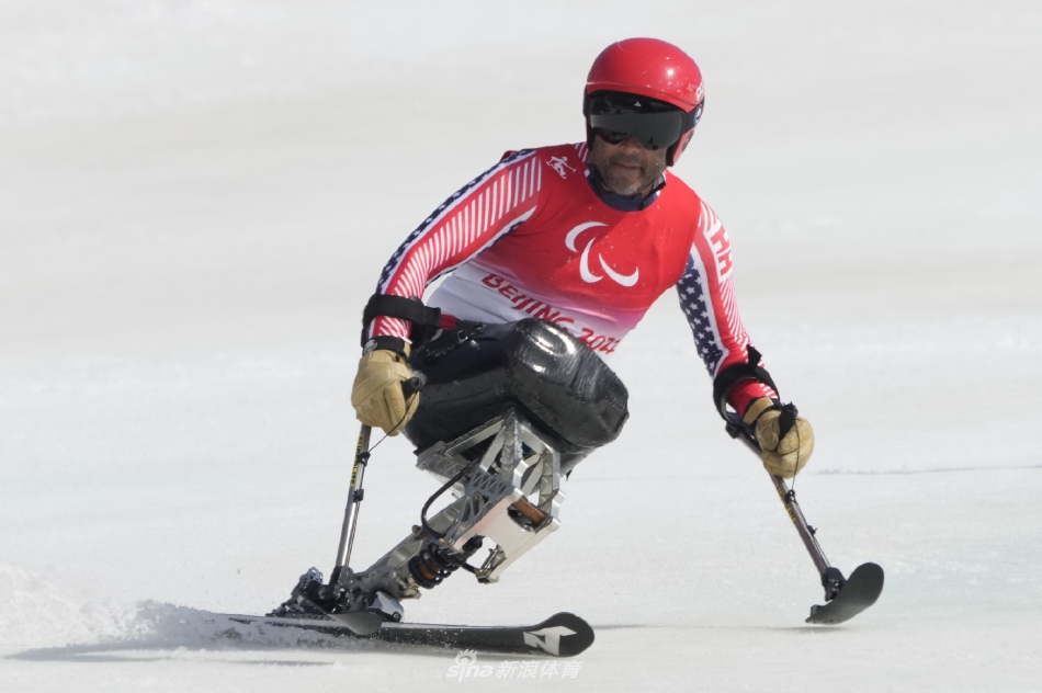 新浪直击高山滑雪男子大回转坐姿赛