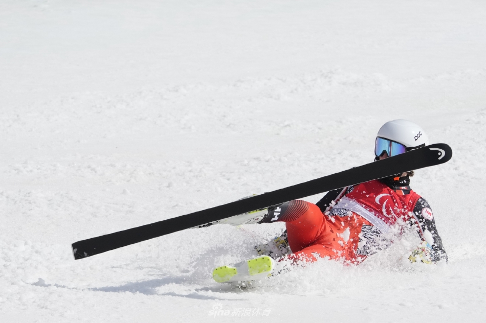 新浪直击高山滑雪男子大回转坐姿赛