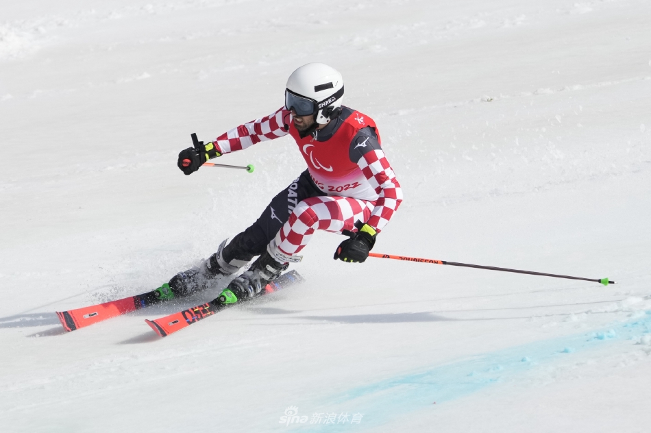 新浪直击高山滑雪男子大回转坐姿赛