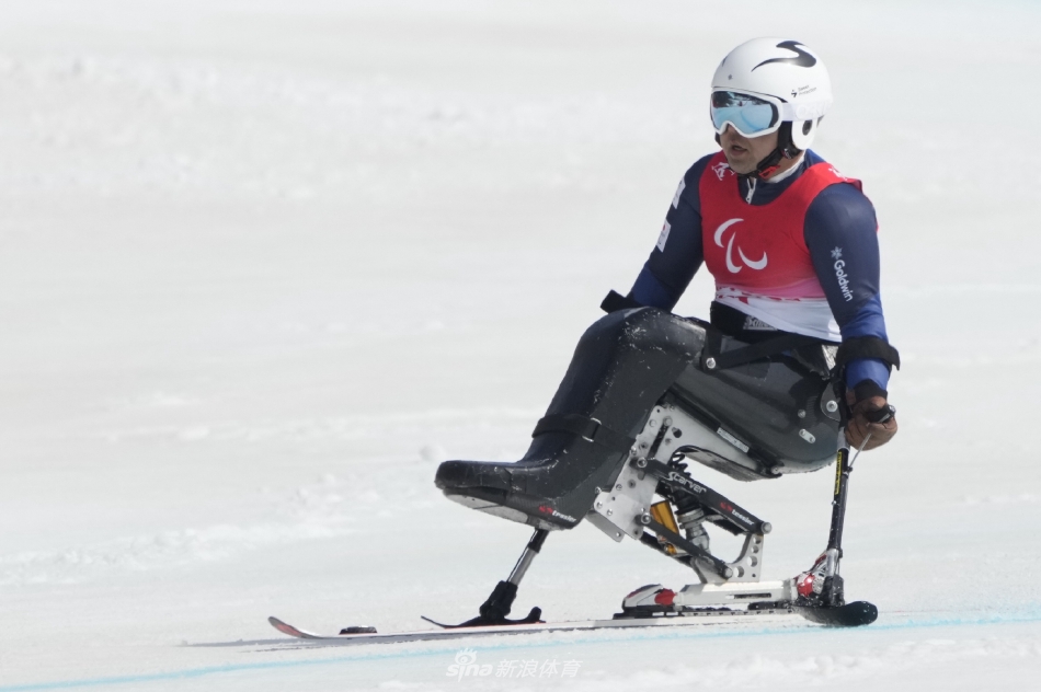 新浪直击高山滑雪男子大回转坐姿赛