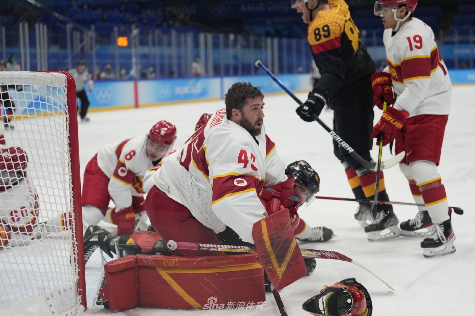 中国男子冰球队打入历史首球