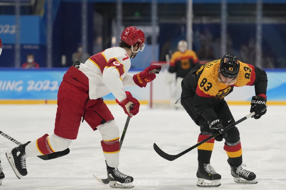 中国男子冰球队打入历史首球