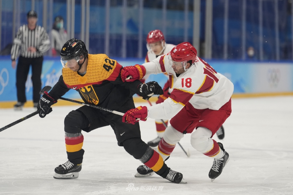 中国男子冰球队打入历史首球