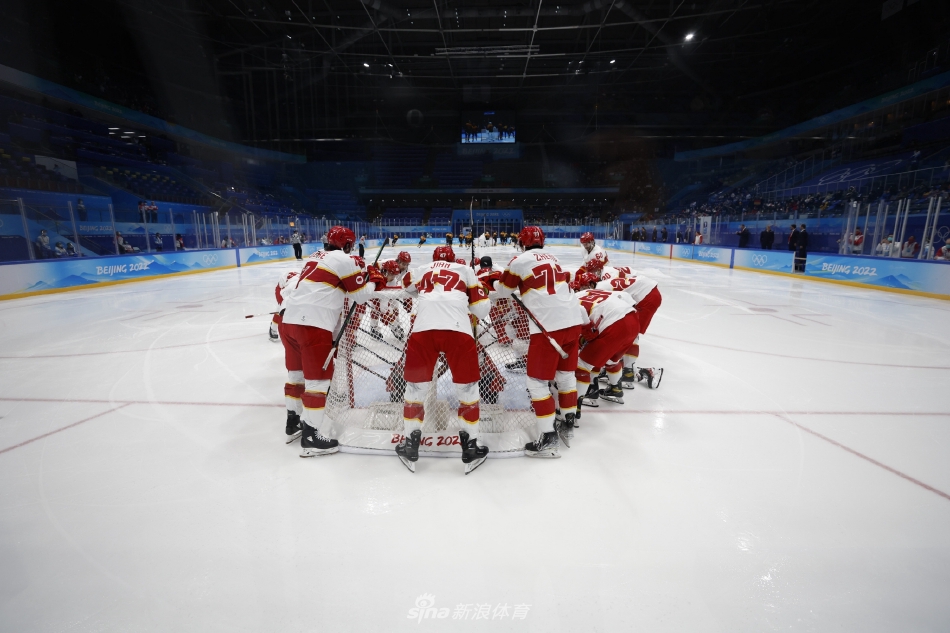 中国男子冰球队打入历史首球