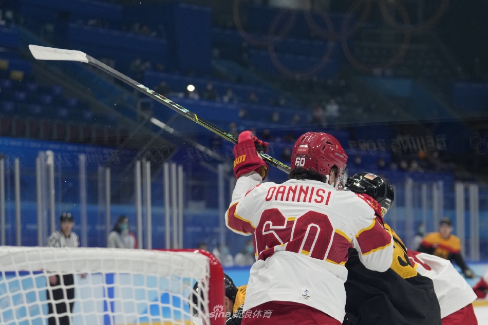 中国男子冰球队打入历史首球