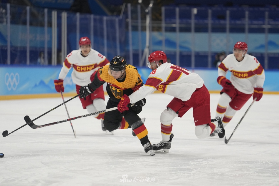 中国男子冰球队打入历史首球