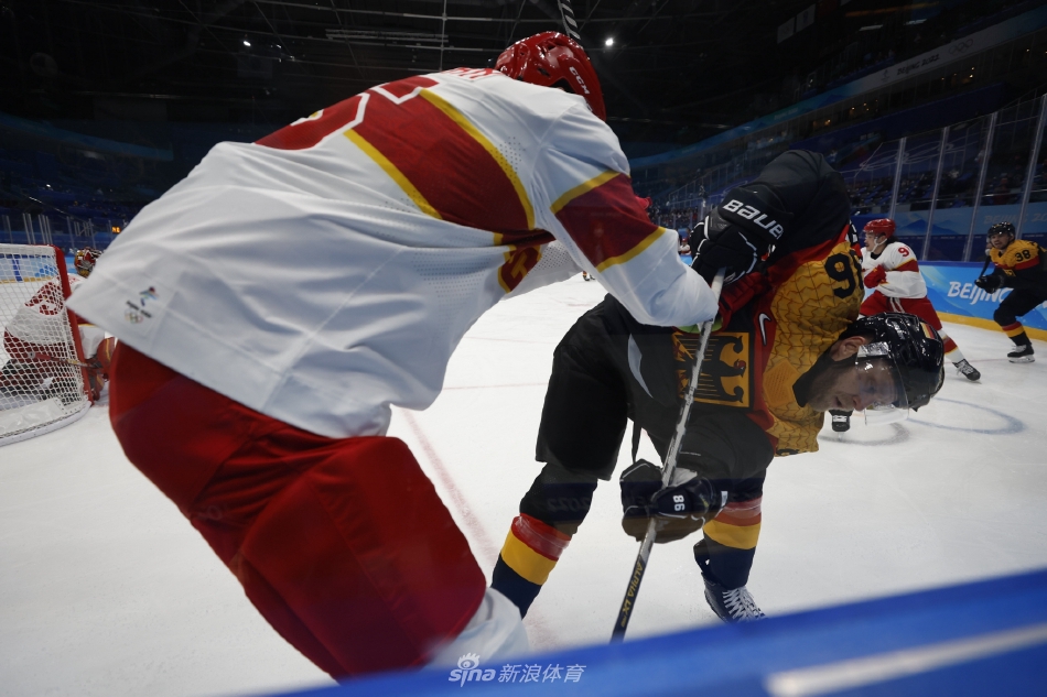 中国男子冰球队打入历史首球