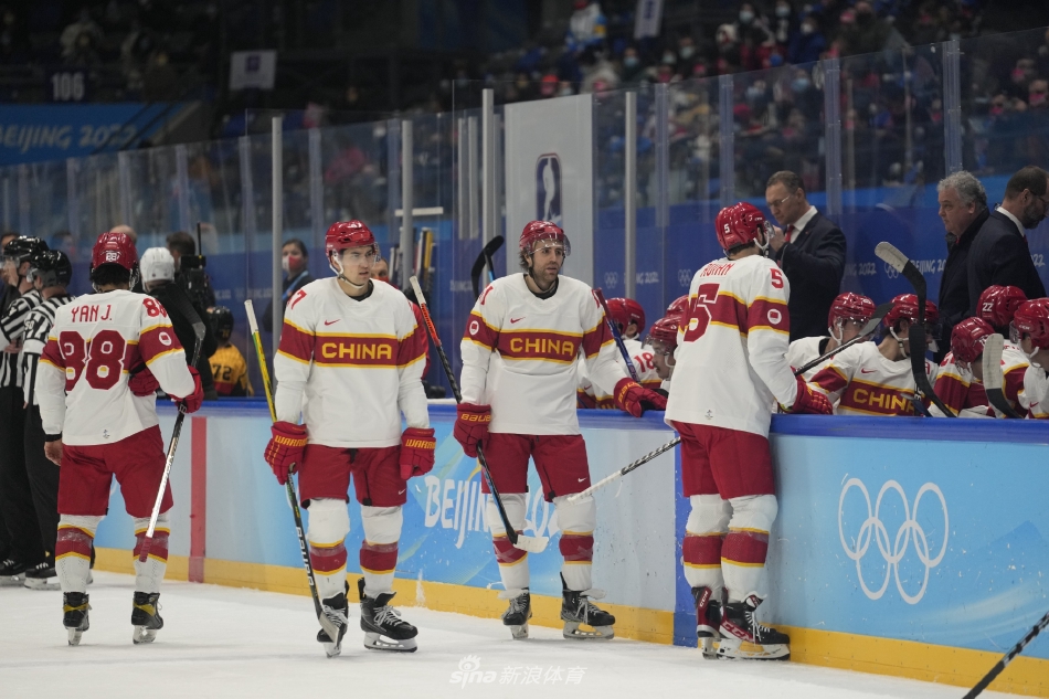 中国男子冰球队打入历史首球