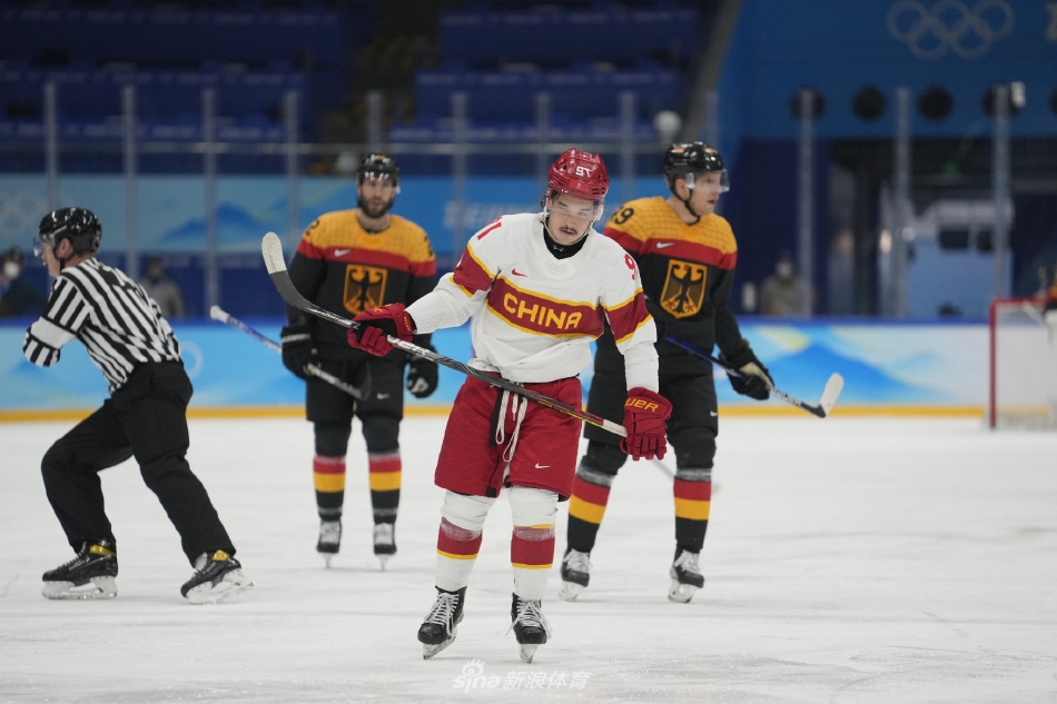 中国男子冰球队打入历史首球