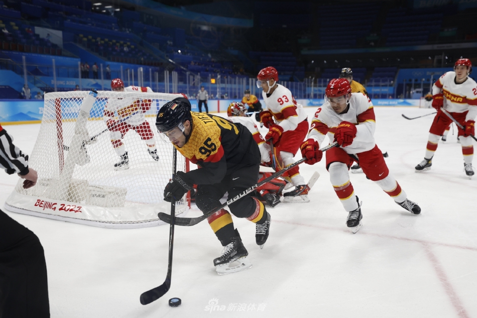 中国男子冰球队打入历史首球