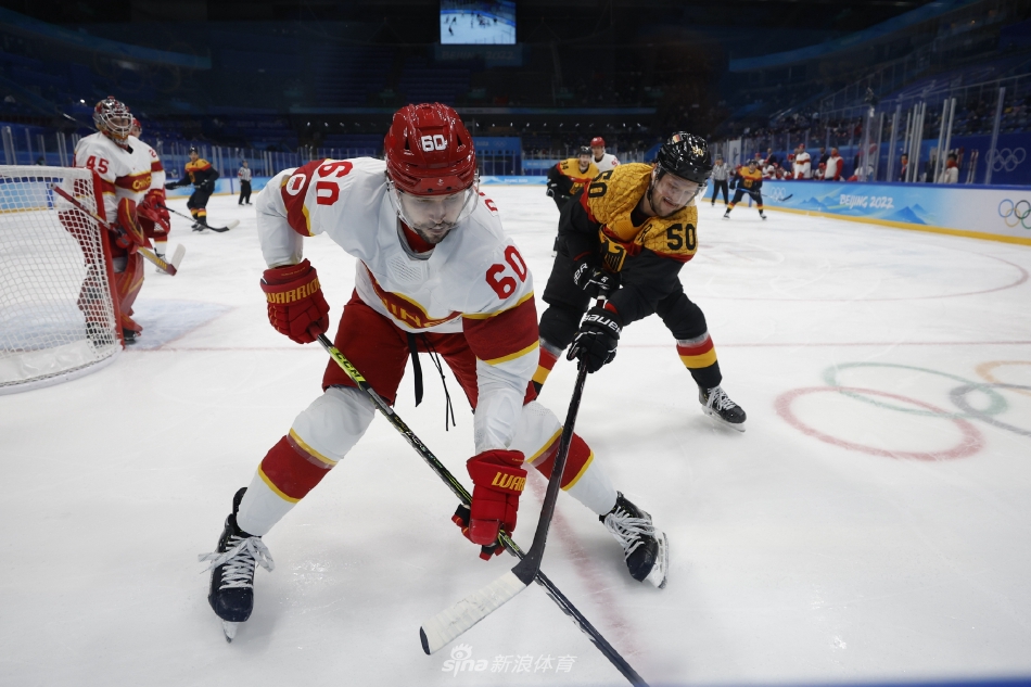 中国男子冰球队打入历史首球