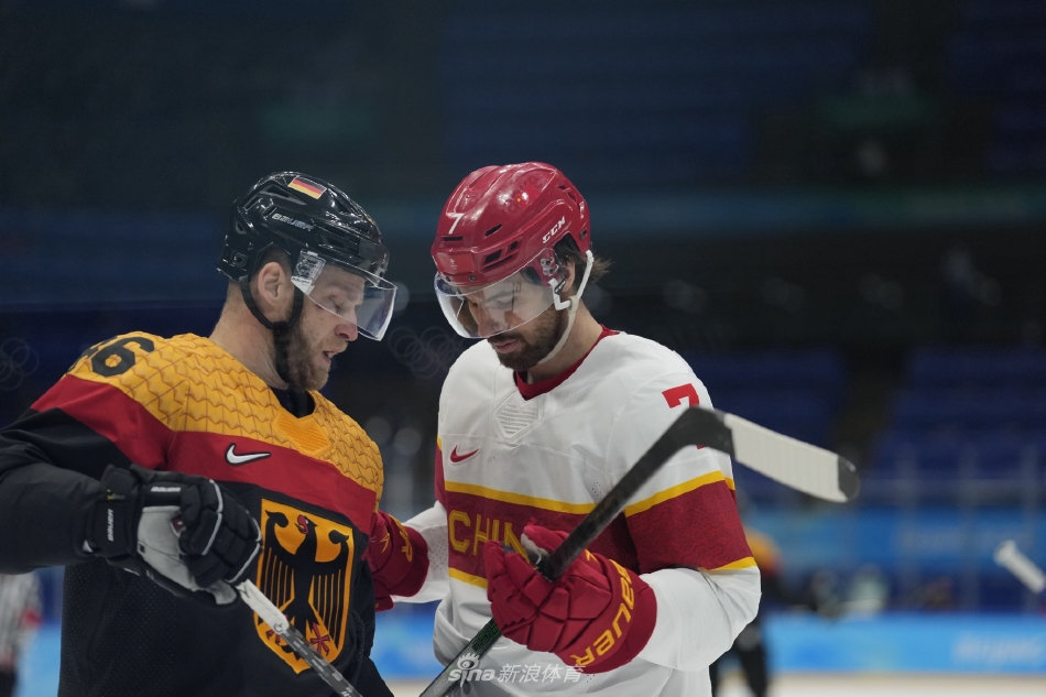 中国男子冰球队打入历史首球