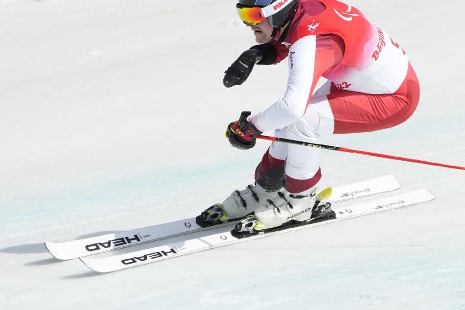 新浪直击高山滑雪男子大回转坐姿赛