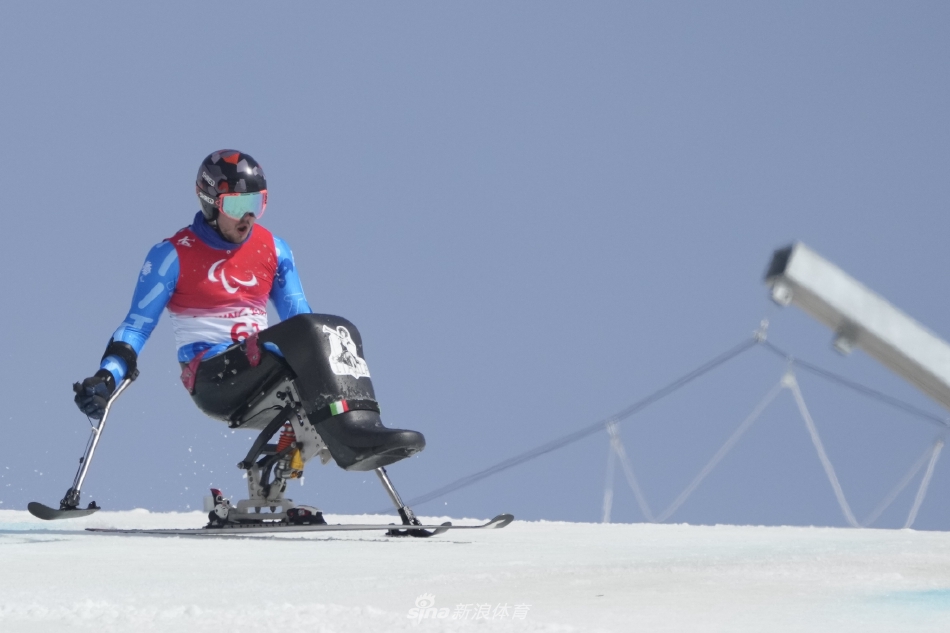 新浪直击高山滑雪男子大回转坐姿赛