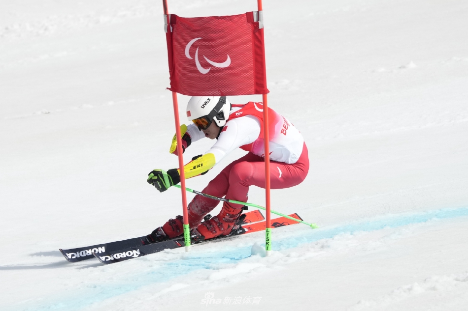 新浪直击高山滑雪男子大回转坐姿赛