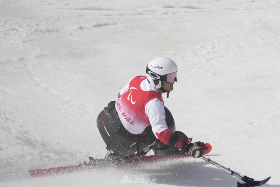 新浪直击高山滑雪男子大回转坐姿赛