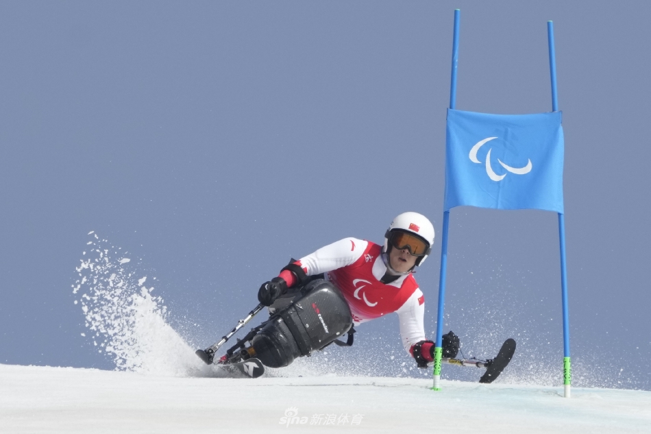 新浪直击高山滑雪男子大回转坐姿赛