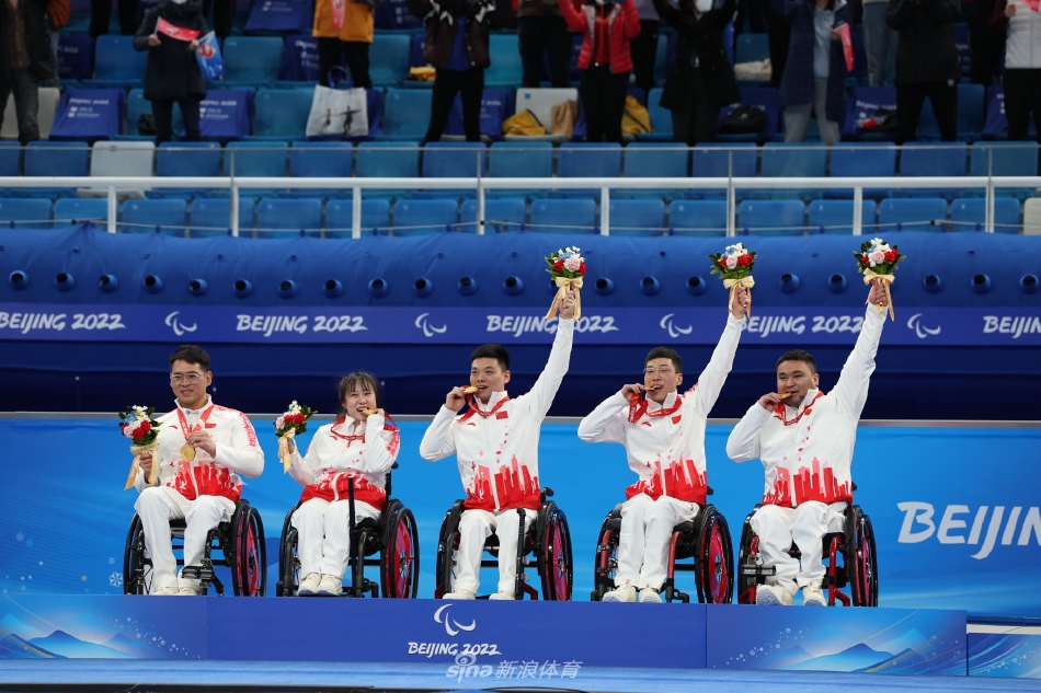 冬残奥会中国轮椅冰壶队夺冠