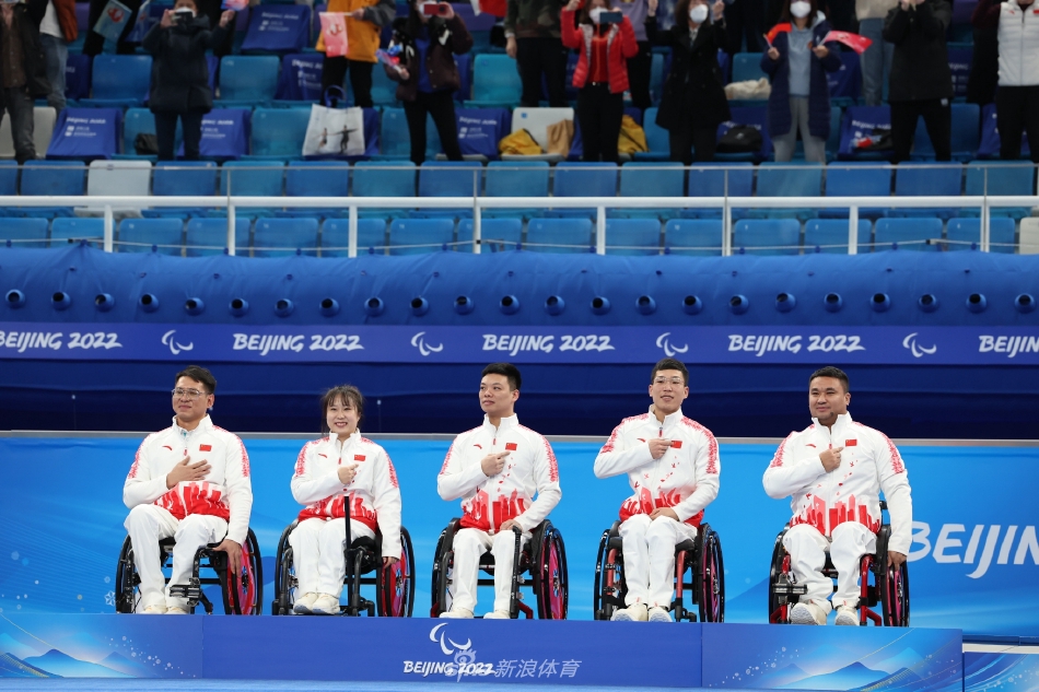 冬残奥会中国轮椅冰壶队夺冠