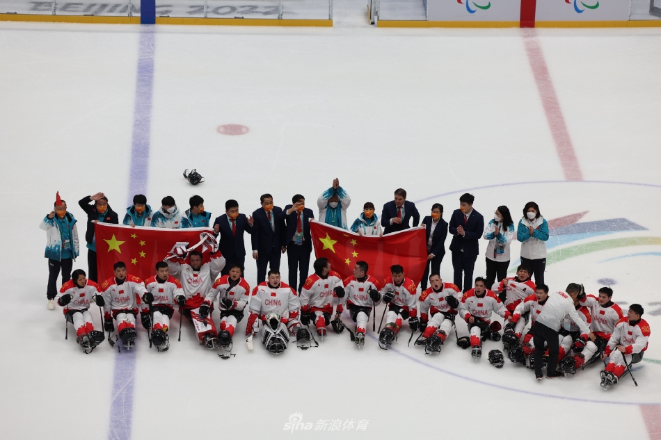 冬残奥会中国冰球队夺得铜牌