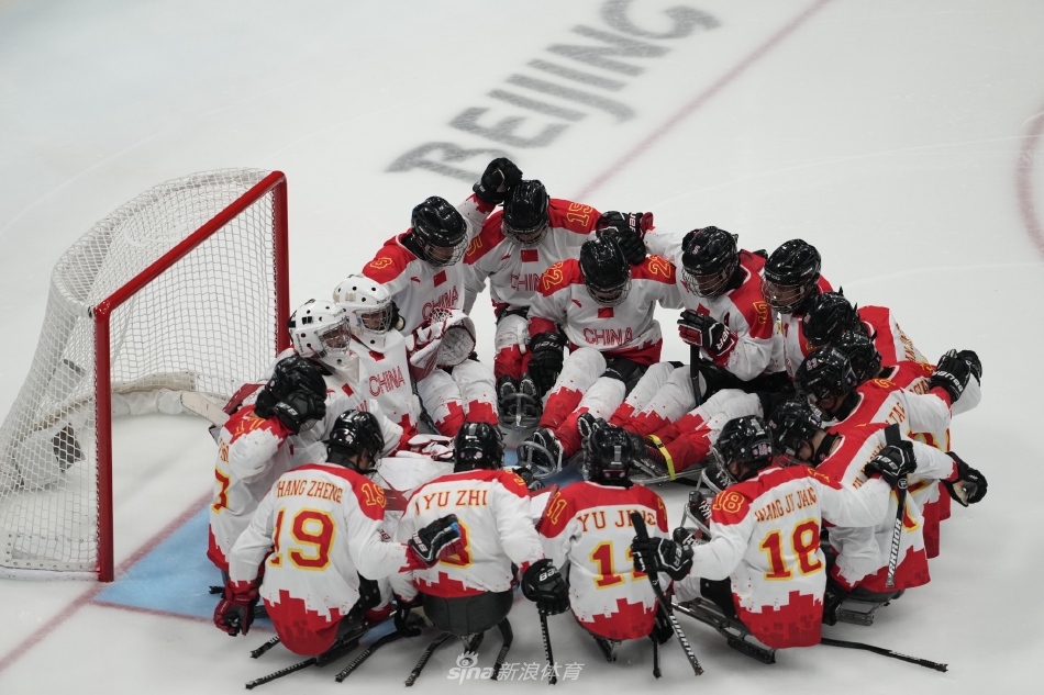 冬残奥会中国冰球队夺得铜牌