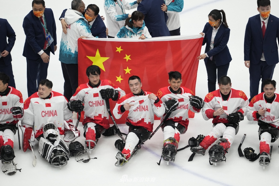 冬残奥会中国冰球队夺得铜牌