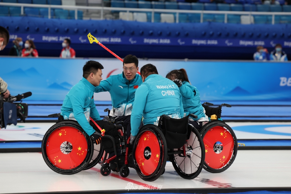 冬残奥会中国轮椅冰壶队夺冠