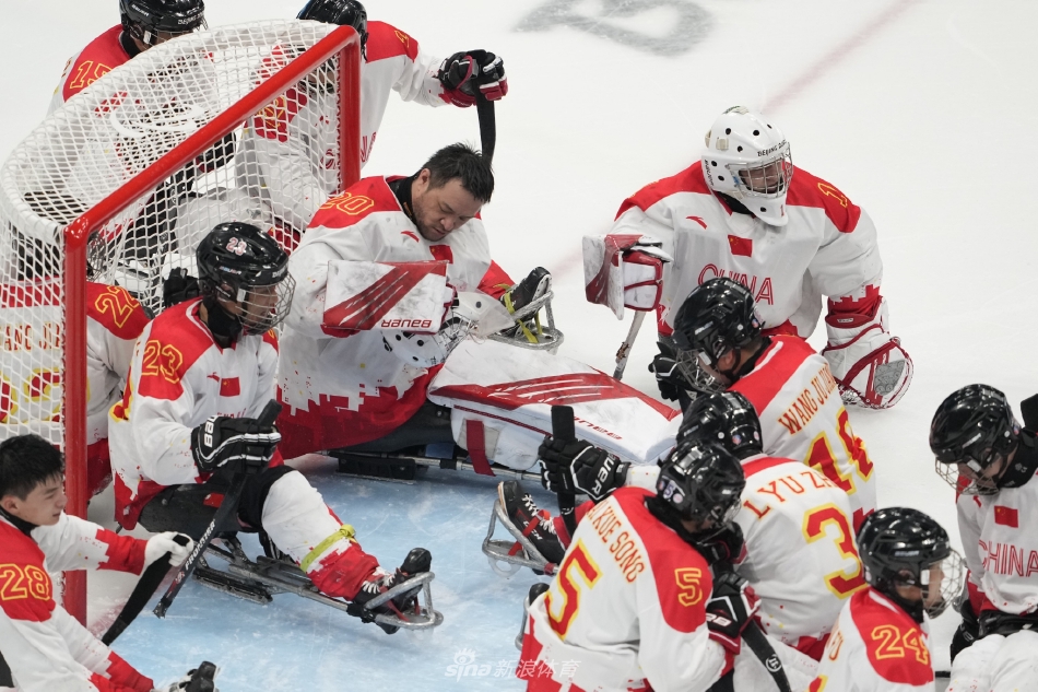 冬残奥会中国冰球队夺得铜牌