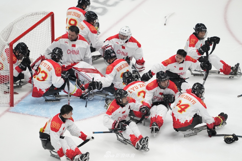 冬残奥会中国冰球队夺得铜牌