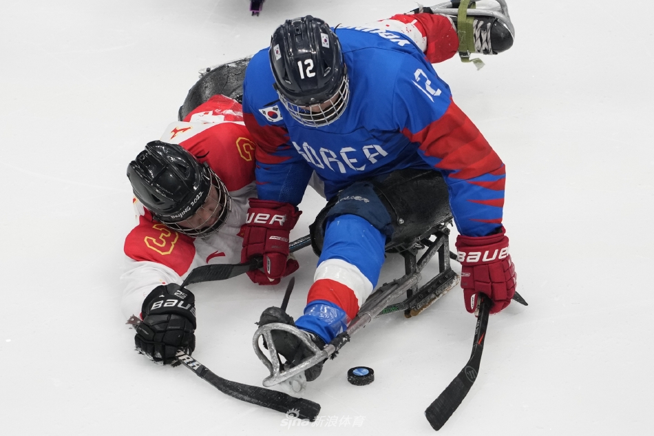 冬残奥会中国冰球队夺得铜牌
