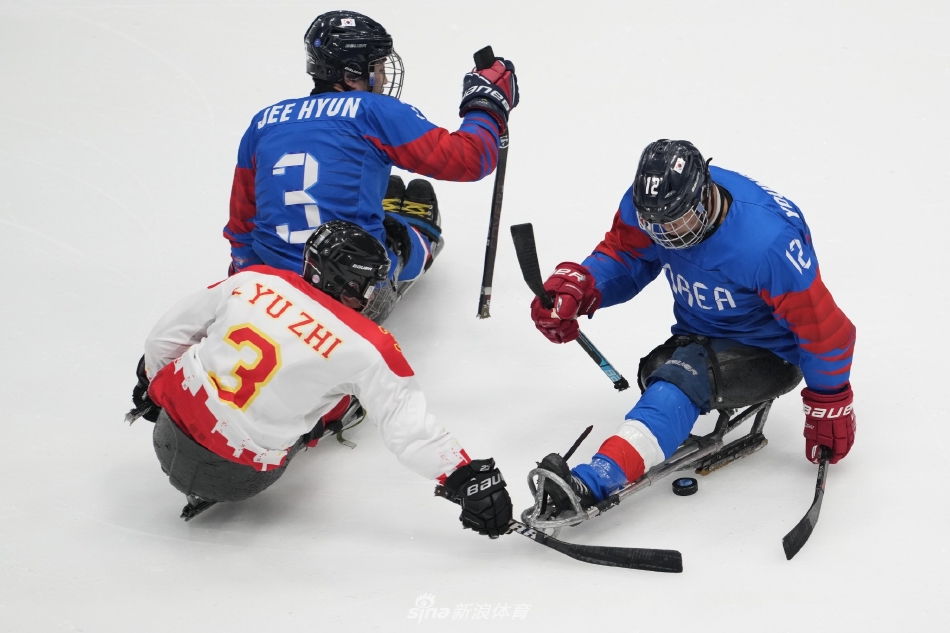 冬残奥会中国冰球队夺得铜牌