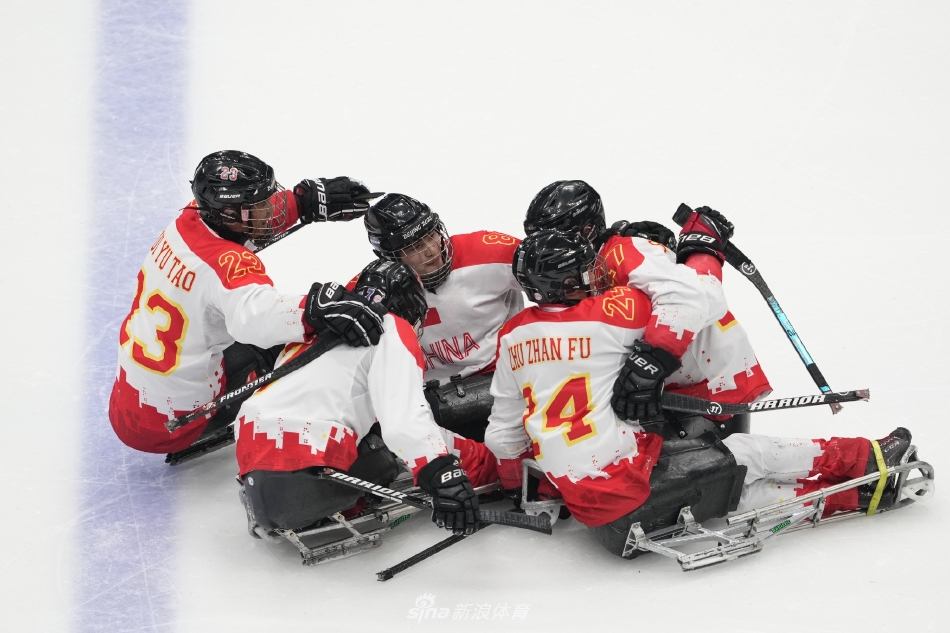冬残奥会中国冰球队夺得铜牌