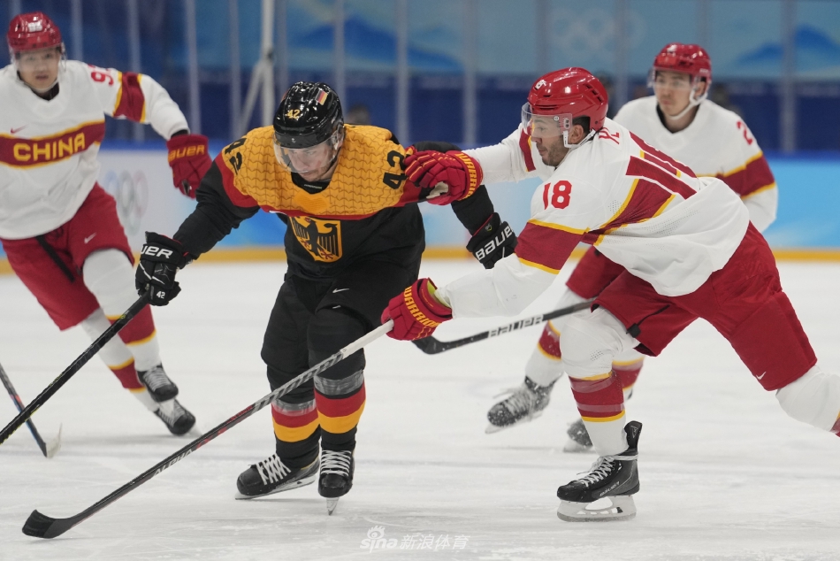 中国男子冰球队打入历史首球