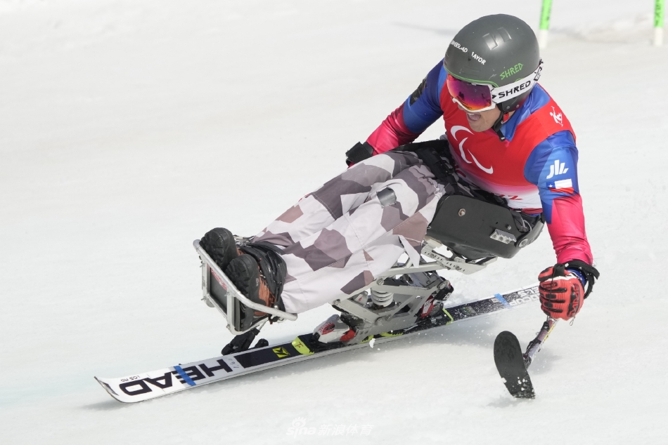新浪直击高山滑雪男子大回转坐姿赛