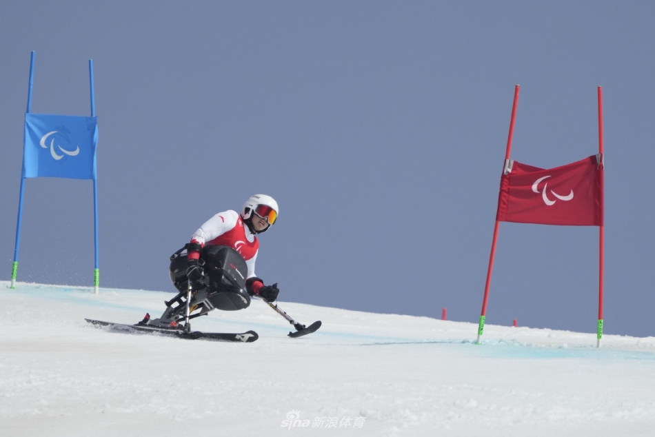 新浪直击高山滑雪男子大回转坐姿赛