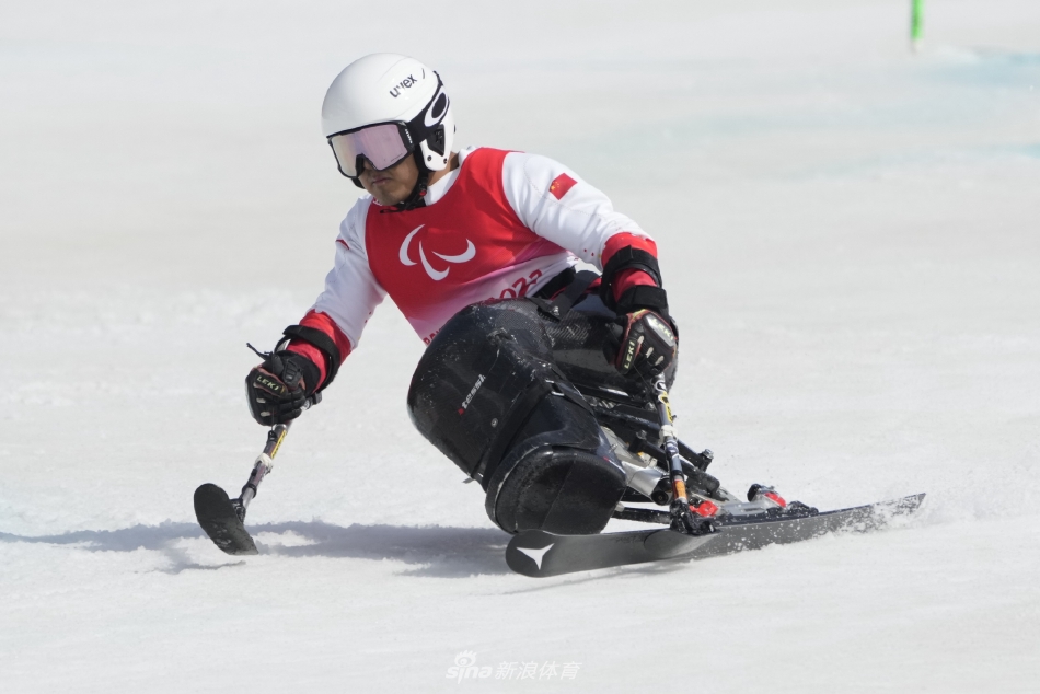 新浪直击高山滑雪男子大回转坐姿赛