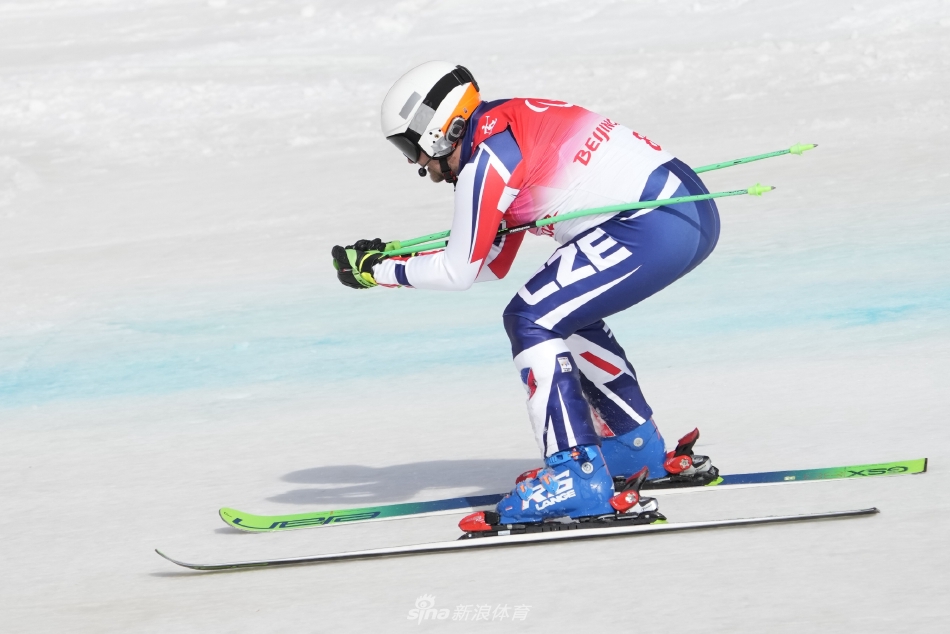 新浪直击高山滑雪男子大回转坐姿赛