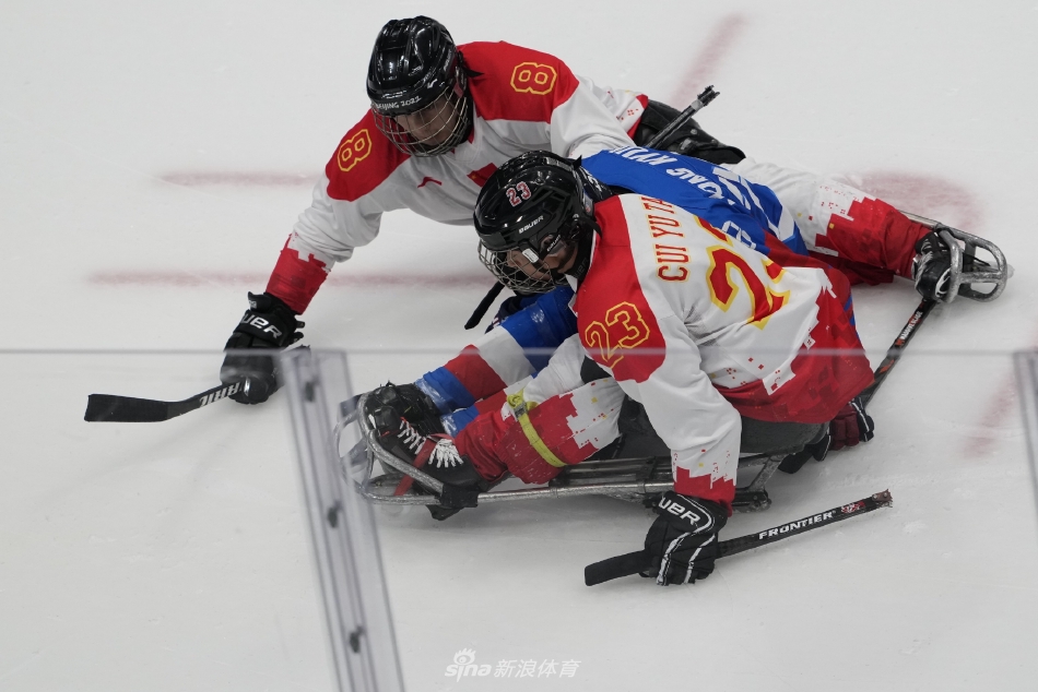 冬残奥会中国冰球队夺得铜牌