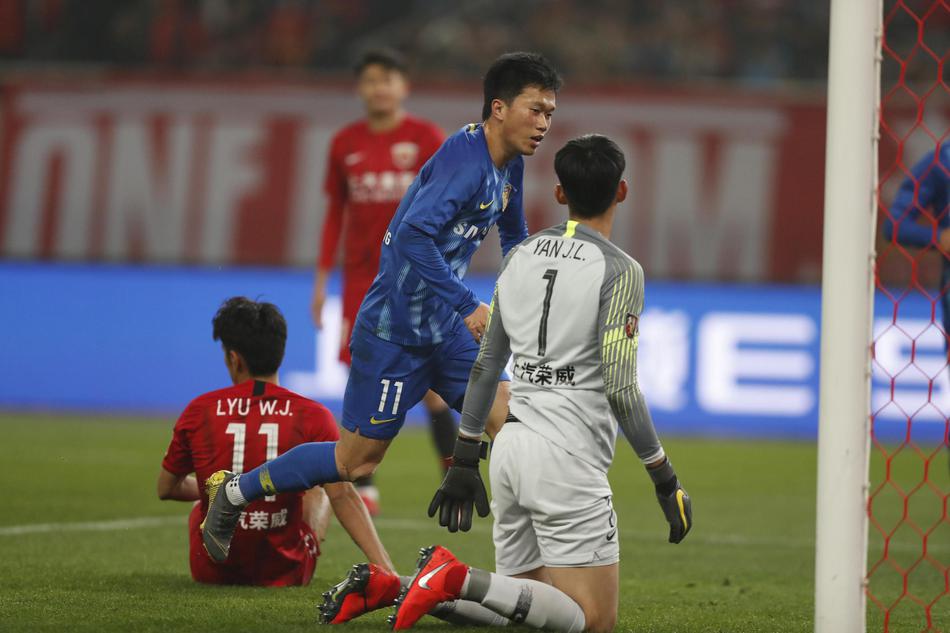 新浪直击上海上港3-2江苏苏宁