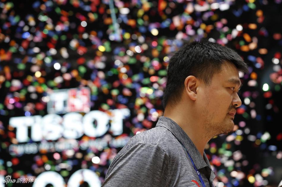 亚运男篮颁奖：姚明C位合影队员